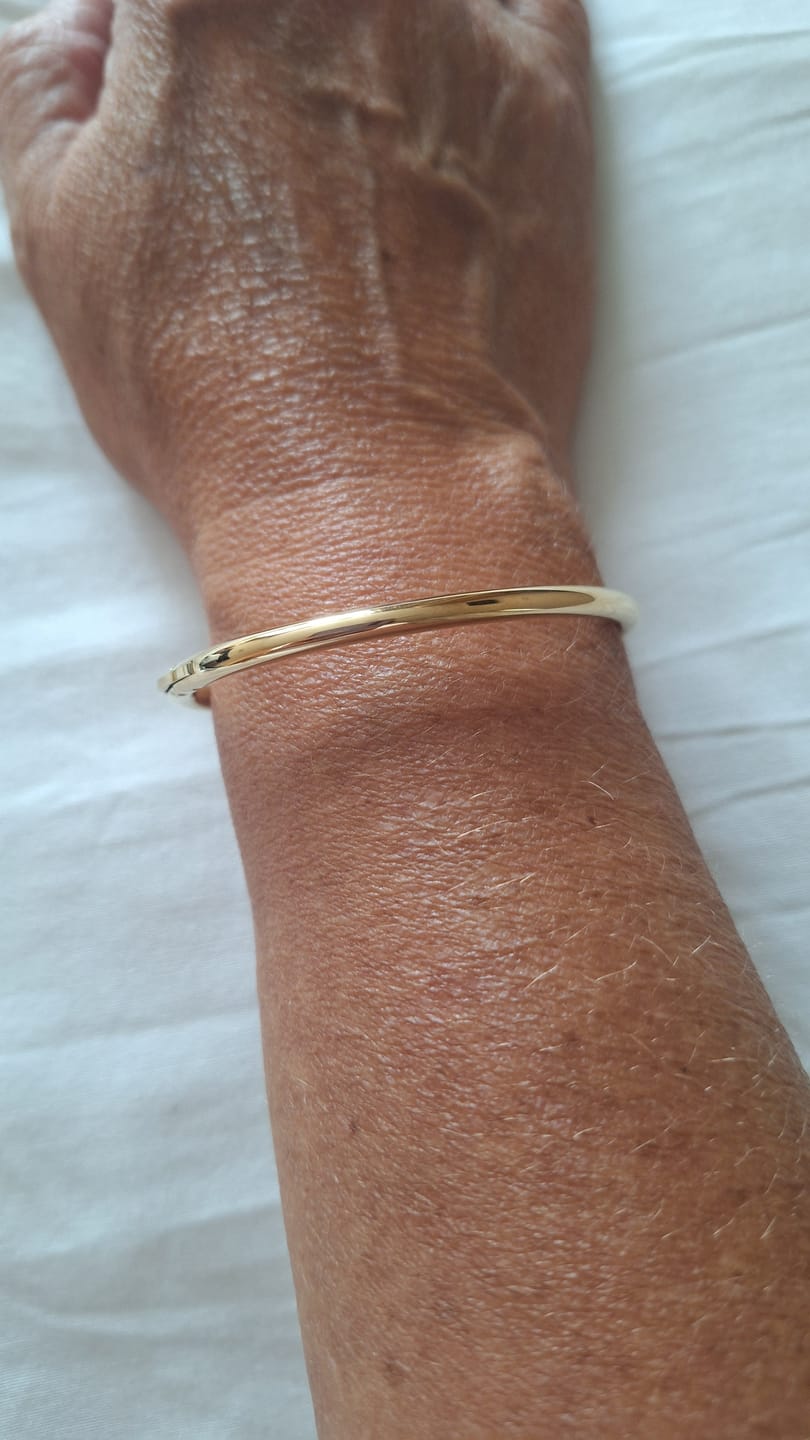 Customer photo review of Classic Oval Bangle