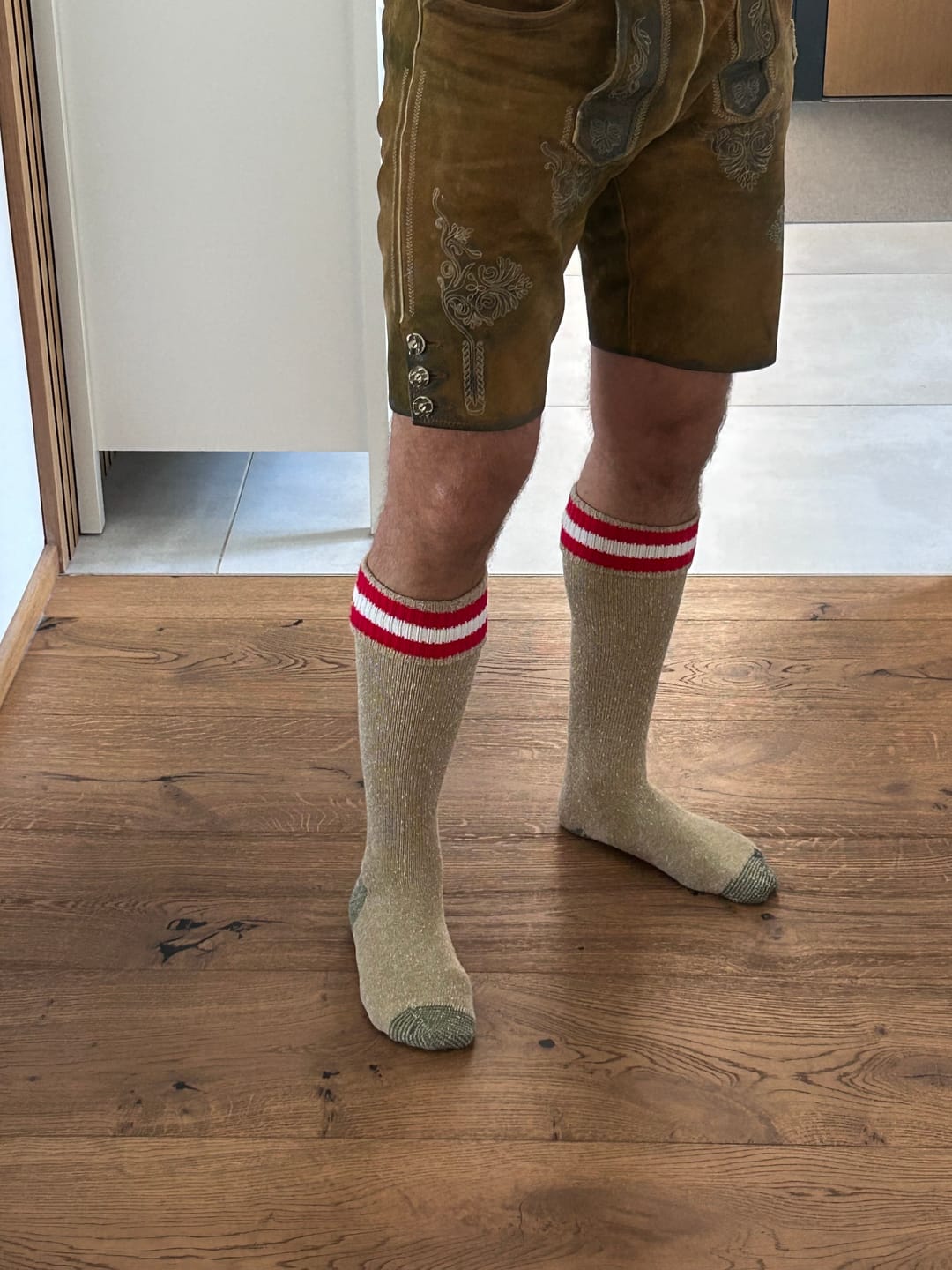 Customer photo review of Trachtenstutzen mit Rot-Weiß-Rot Logo – Österreichische Tradition trifft Handwerkskunst