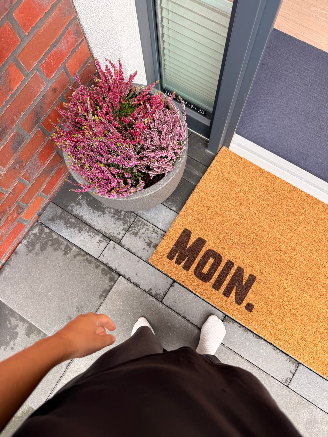 Customer photo review of Fußmatte aus Kokos mit lustigem Spruch – „Moin"