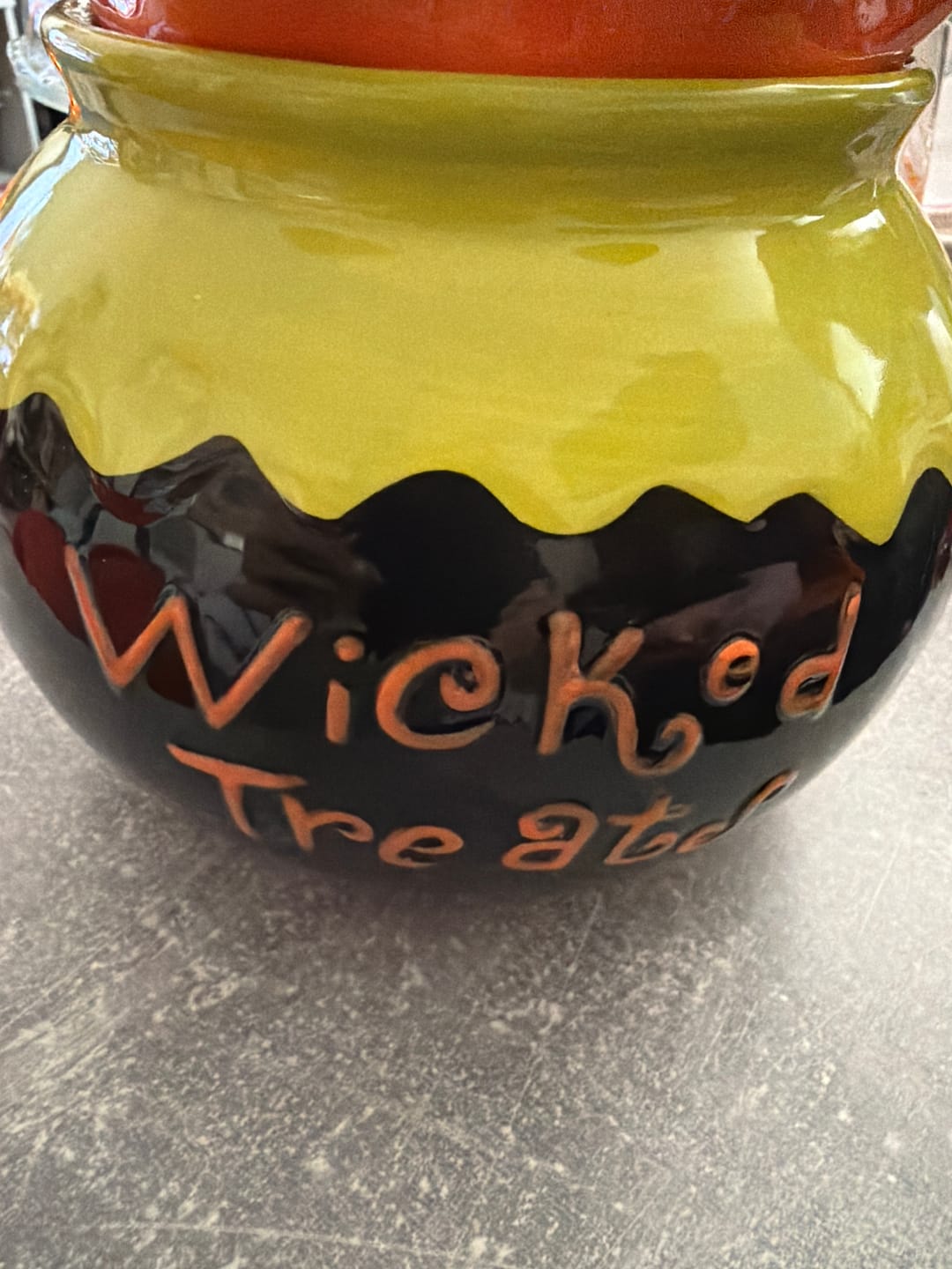 Customer photo review of Halloween Keksdose Wicked Treats im Hexenkessel-Design