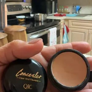 Customer photo review of Correttore Viso Copertura Totale Opaco Leggero Waterproof
