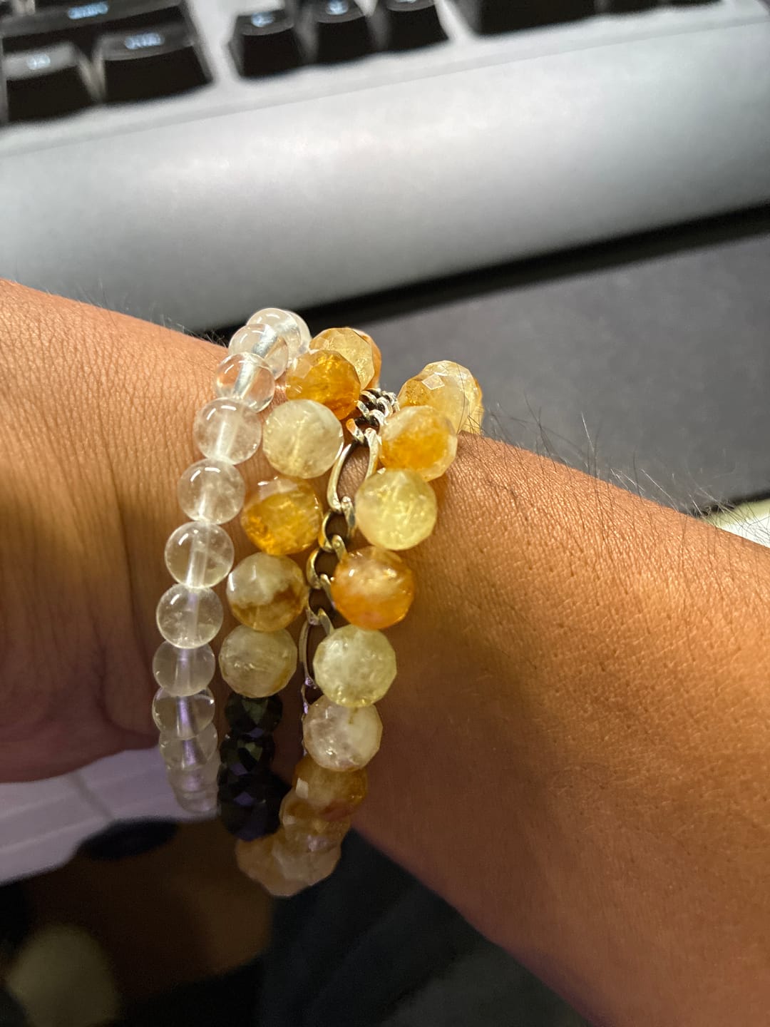 Customer photo review of Pulsera de Cuarzo Transparente (6 mm)