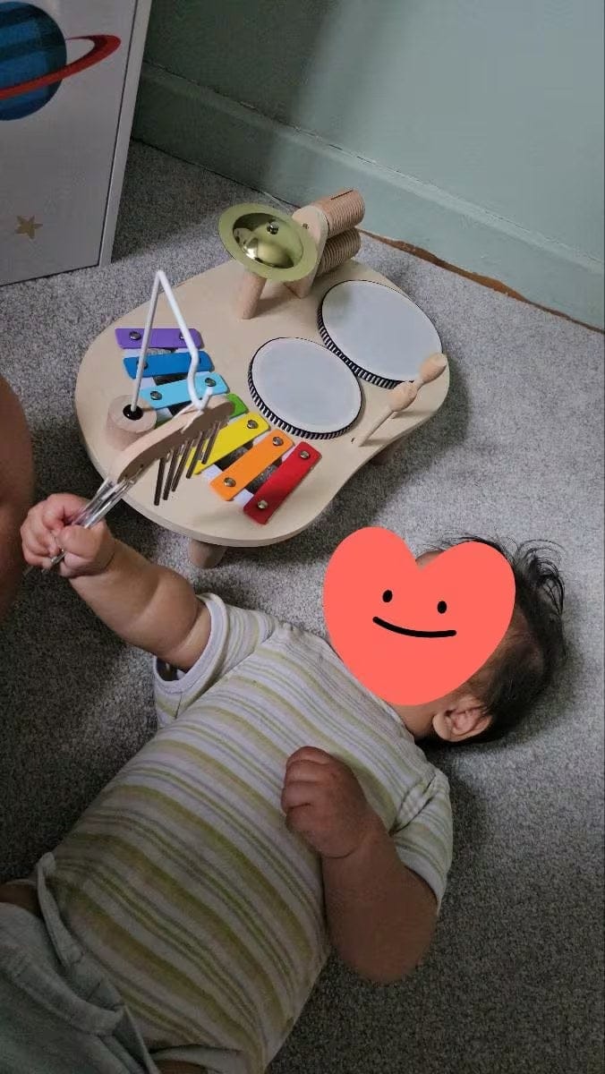 Customer photo review of Playbino Holz Musiktisch Kinder | Xylophon Trommel Becken 5 Instrumente ab 1 Jahr