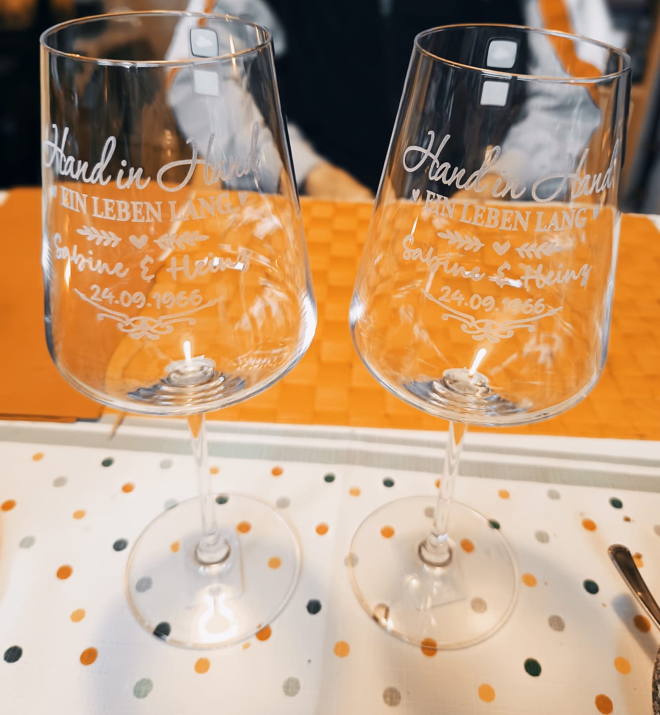 Customer photo review of Leonardo Weingläser mit Gravur "Hand in Hand ein Leben lang"