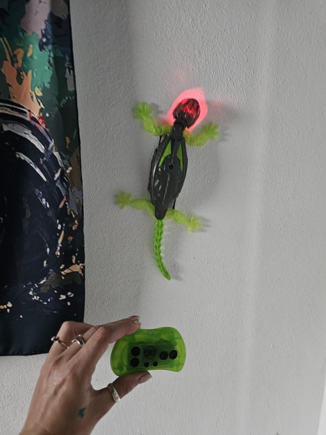 Customer photo review of Chamäleon Roboter Wandkletterer Spielzeug | Ferngesteuert Wiederaufladbar Partyspaß Kinder