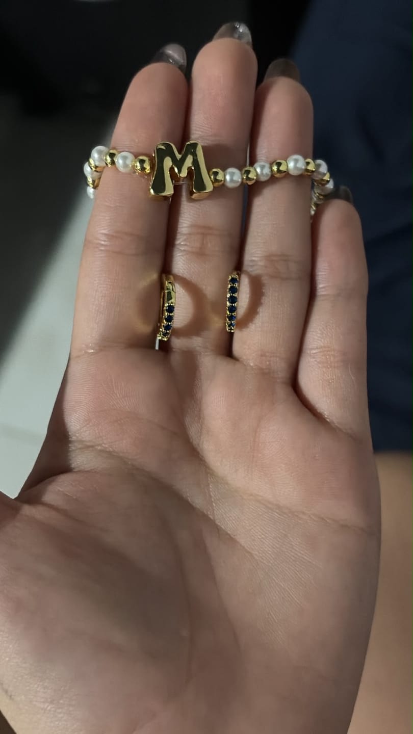 Customer photo review of Par Arracada Zirconias Birthstone Dorada