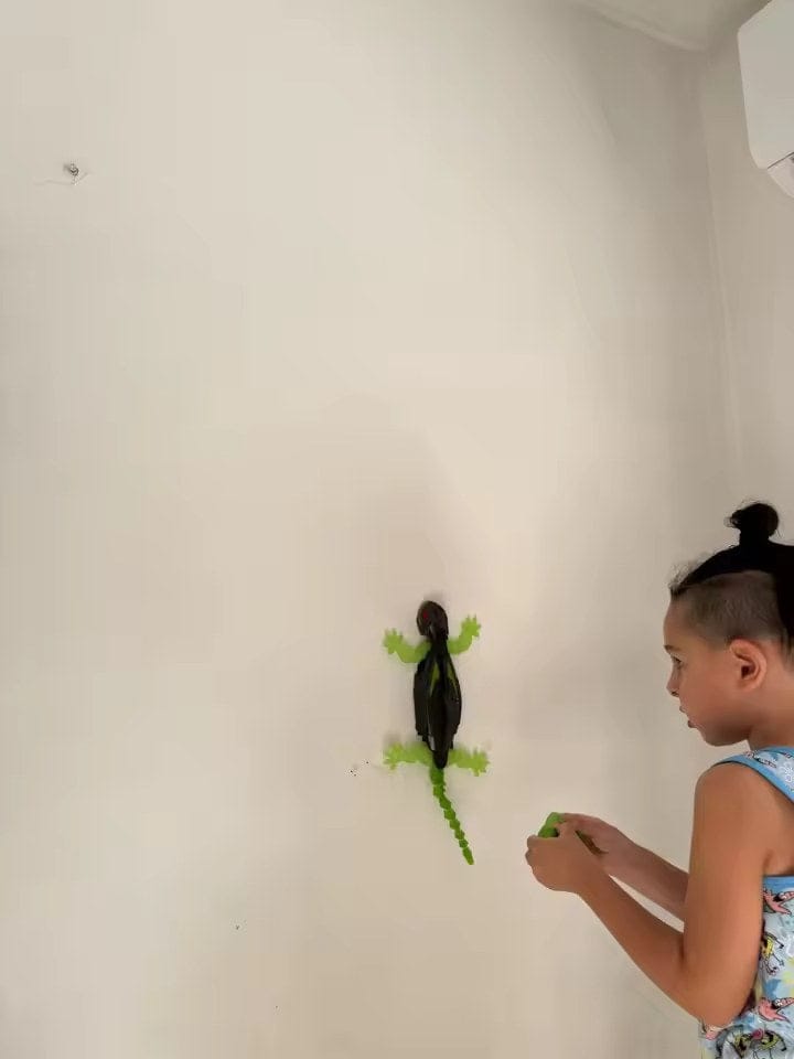 Customer photo review of Chamäleon Roboter Wandkletterer Spielzeug | Ferngesteuert Wiederaufladbar Partyspaß Kinder