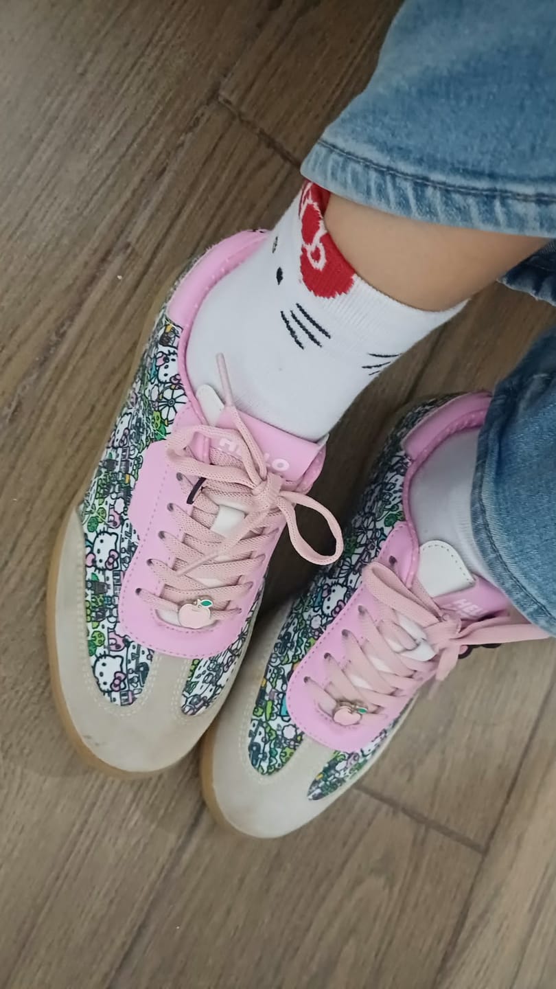 Customer photo review of Tenis Hello Kitty para Mujer con Estampado Exclusivo y Detalles Rosas