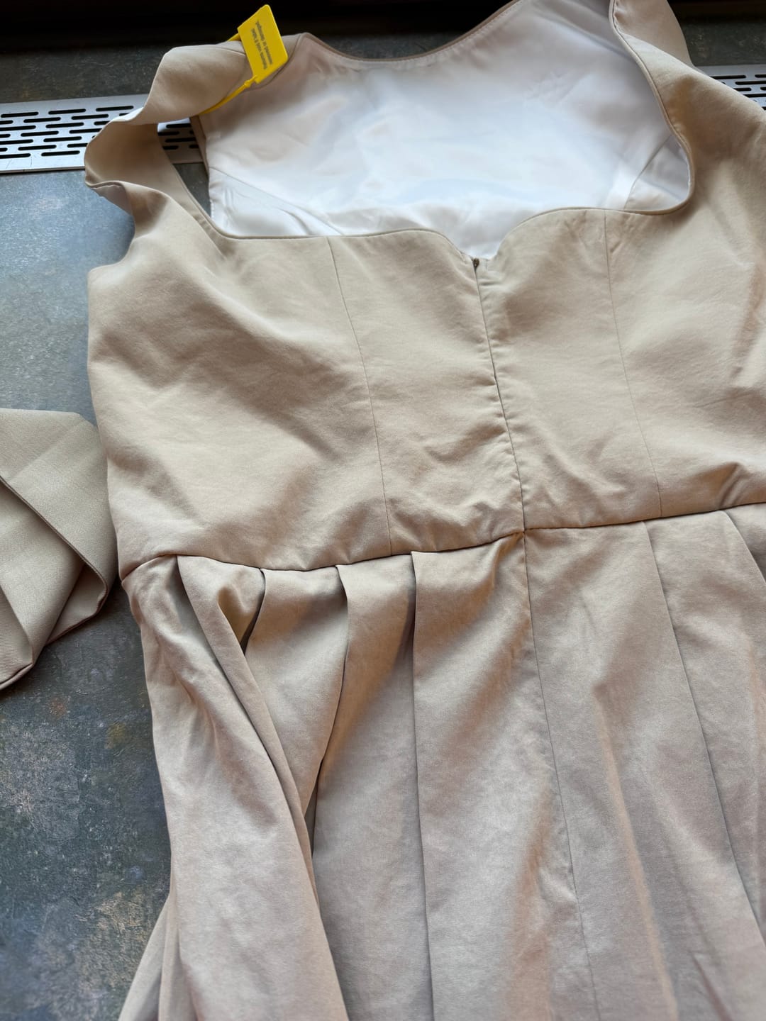 Customer photo review of Jacquard Dirndl in Beigegrau mit Eckigem Ausschnitt Katharina