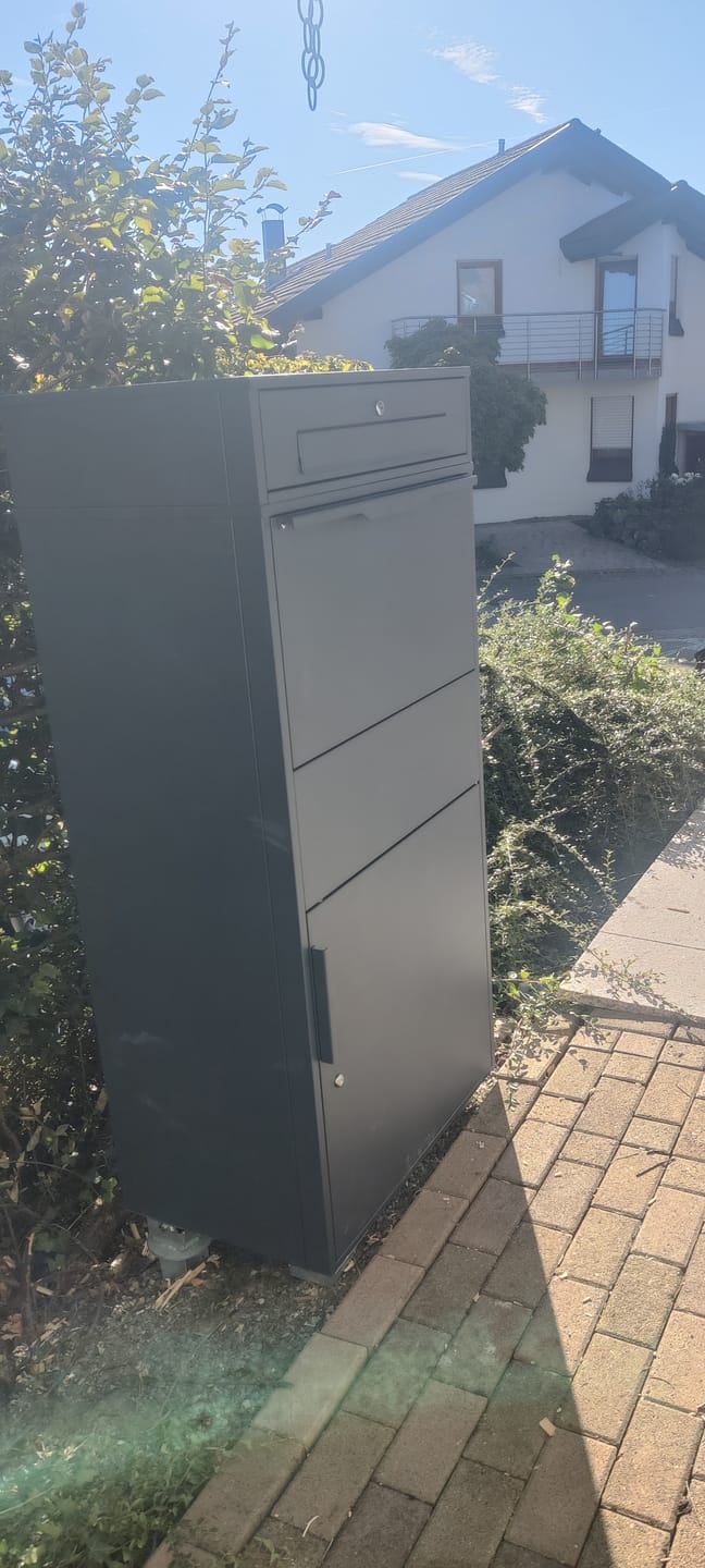 Customer photo review of XXL Paketbox mit Briefkasten | anthrazit - RAL7016 | personalisiert mit Edelstahl-Schildern