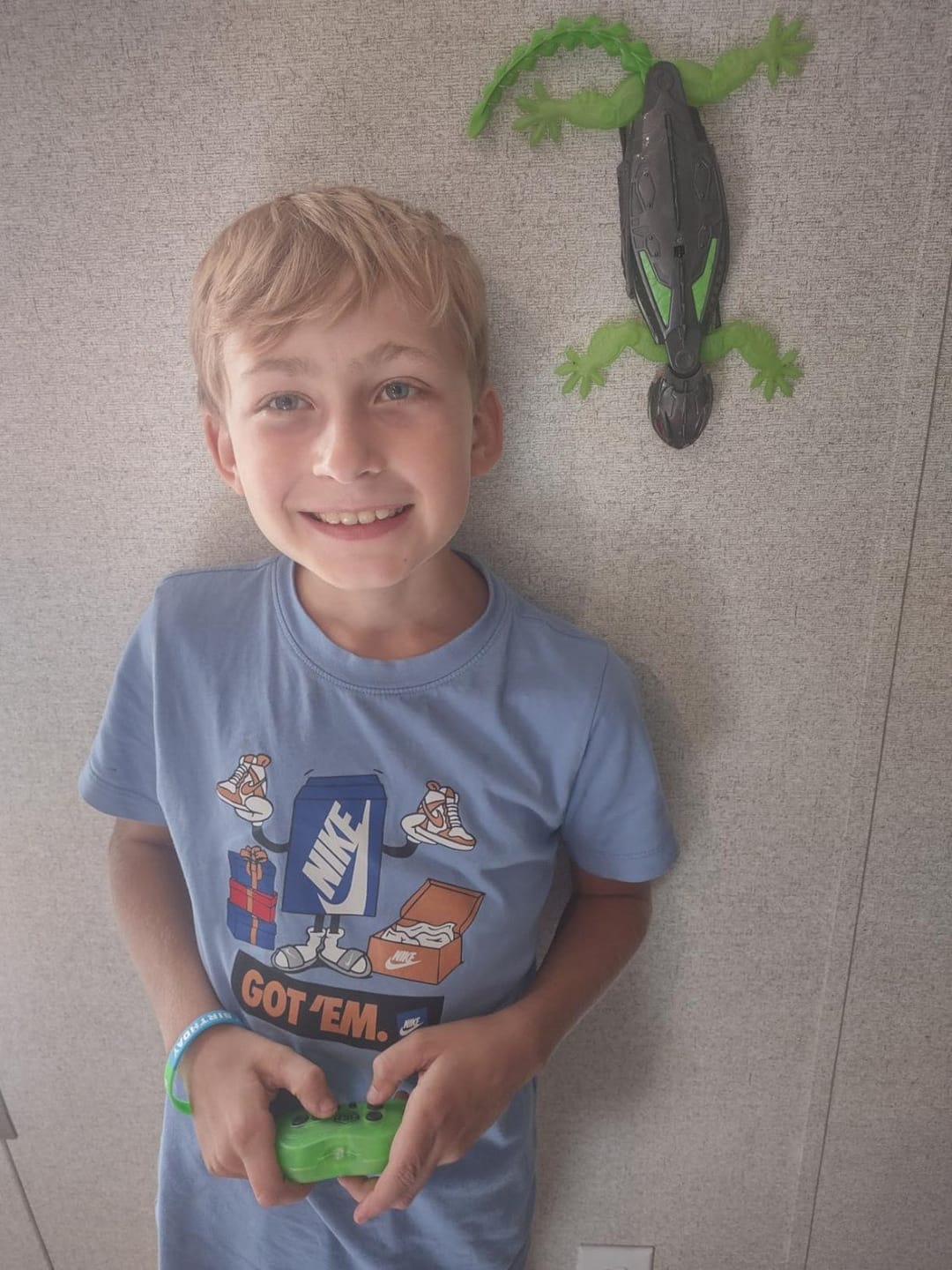 Customer photo review of Chamäleon Roboter Wandkletterer Spielzeug | Ferngesteuert Wiederaufladbar Partyspaß Kinder