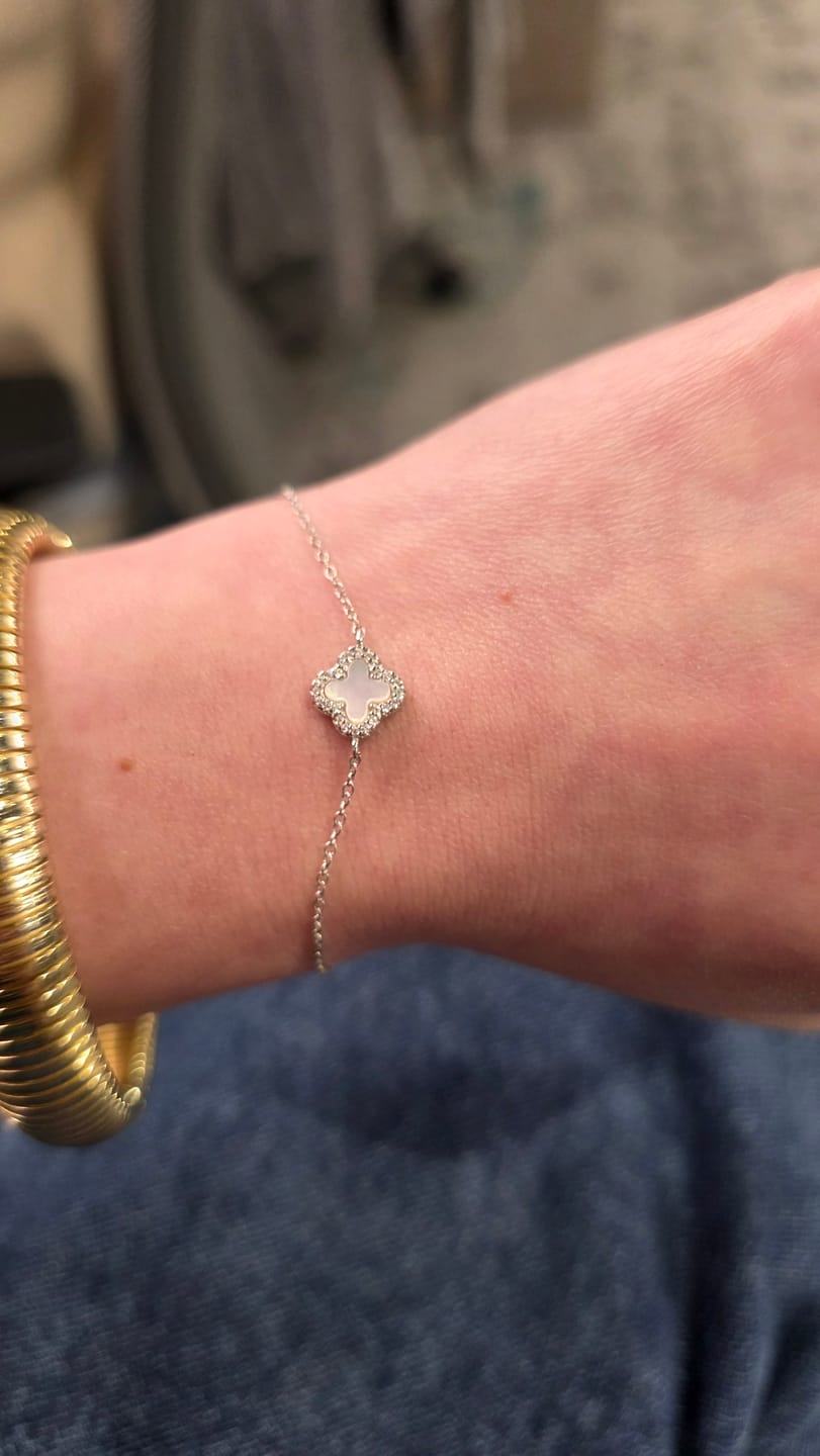 Customer photo review of Pulsera Trebol Madre Perla