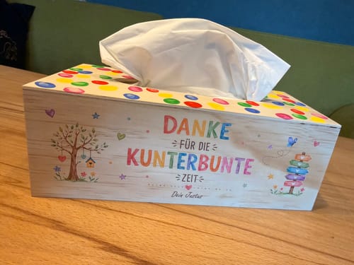 Kunden personalisierte Holztücherbox mit buntem Fingerabdruck-Design und Aufschrift Danke für die kunterbunte Zeit.