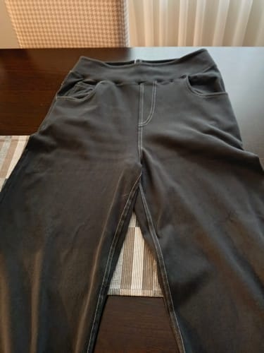Müşterinin Noodlab Flex Comfort Yüksek Bel Jean pantolonu, masanın üzerinde duran koyu renkli ve rahat görünümlü kumaşı.