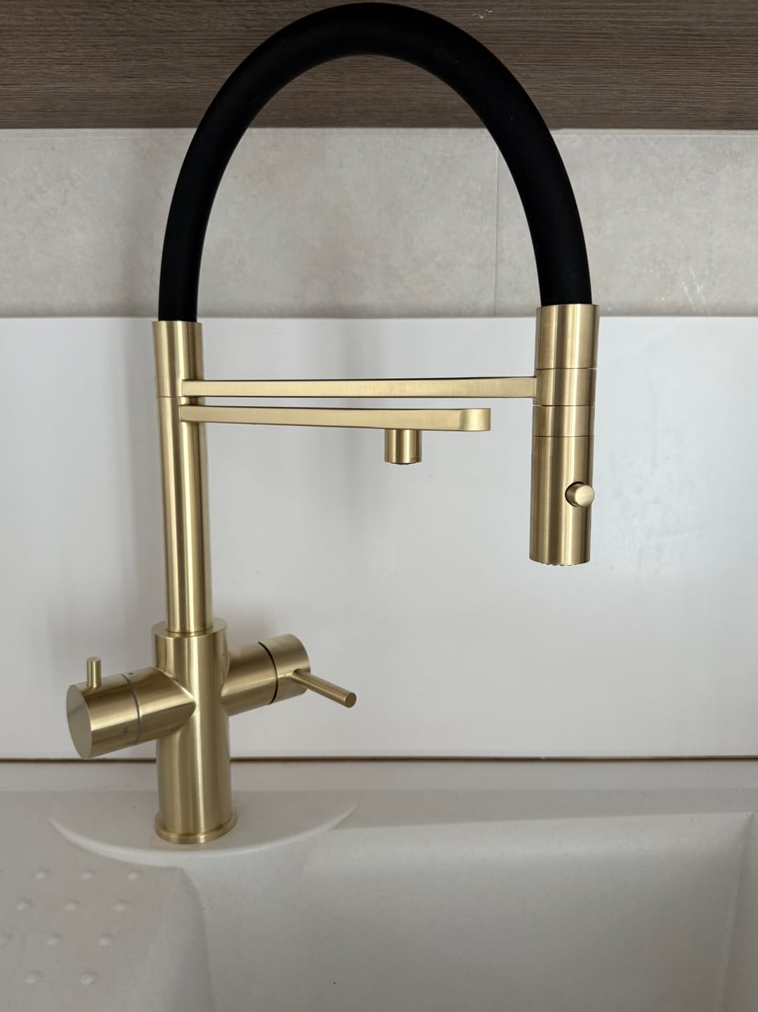 Customer photo review of 5 Way Kitchen Filter Tap in Solid STAINLESS STEEL, with 360° swivel spout and 2-jets removable Spray, Satin Gold PVD / Black