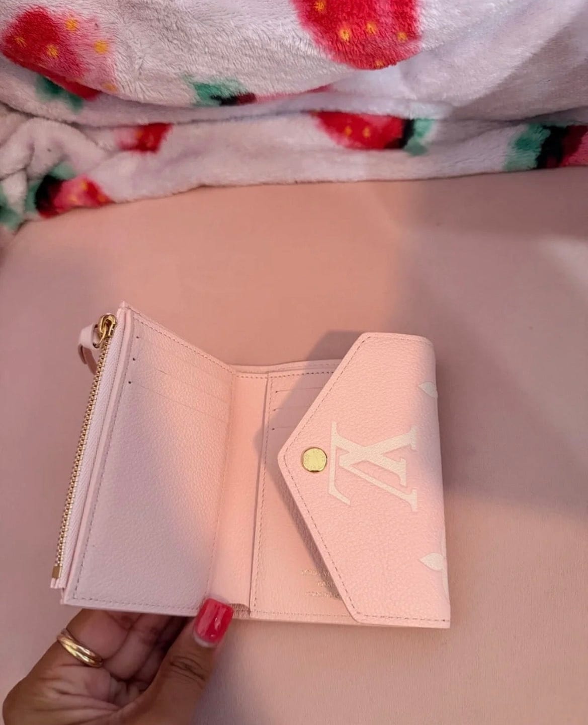Customer photo review of (WMNS) Victorine Wallet 'Pink' M27707