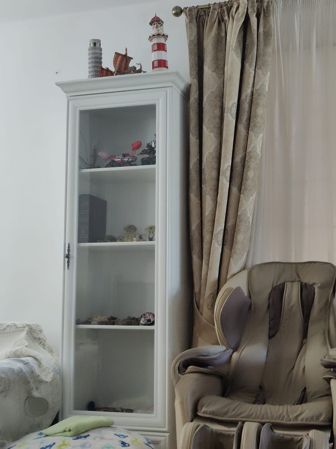 Customer photo review of Vitrina pentru living IDENTO, PAL/MDF/sticlă, alb, 69.5×43.3×210.1 cm