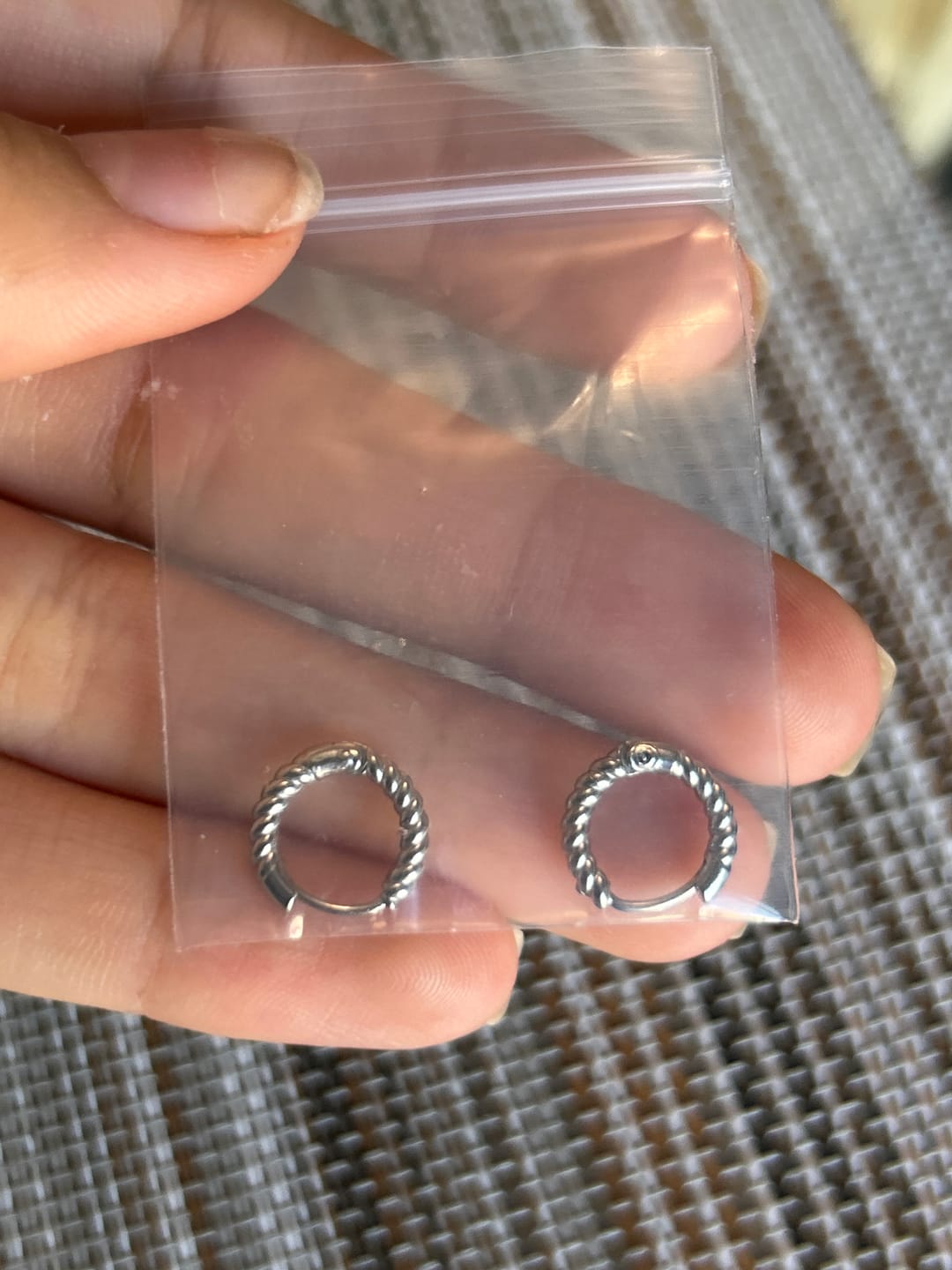 Customer photo review of Aretes Brie Plata