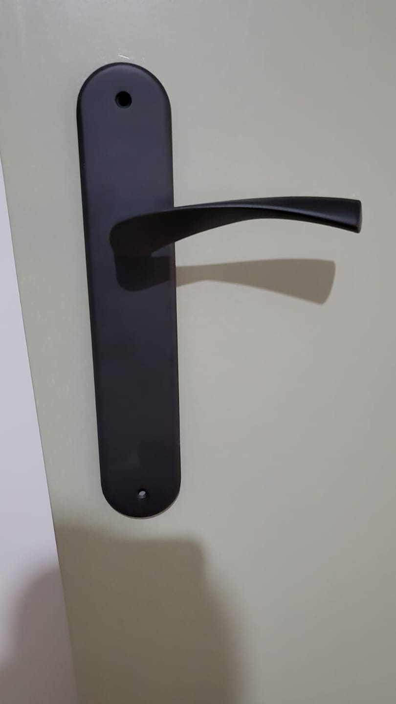 Customer photo review of Manilla ola modelo '130' de zamak con placa ovalada acabado negro mate para puertas