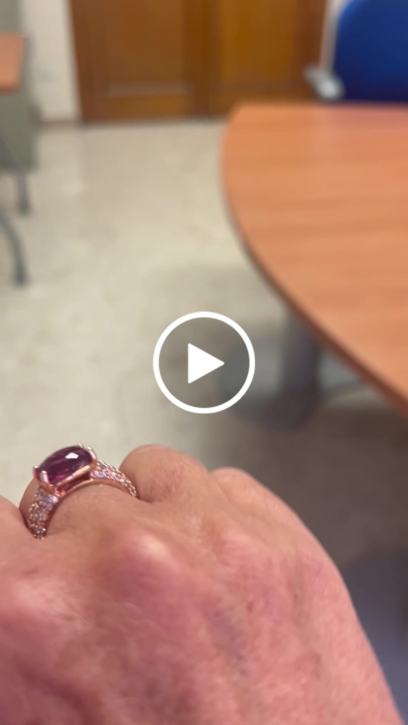 Customer video review of Anello con Prisma Gem Taglio Mosaico e Pavé di Cubic Zirconia