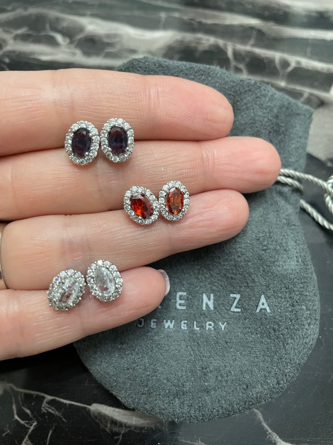 Customer photo review of Par Arete Ovalado Birthstone Plateado