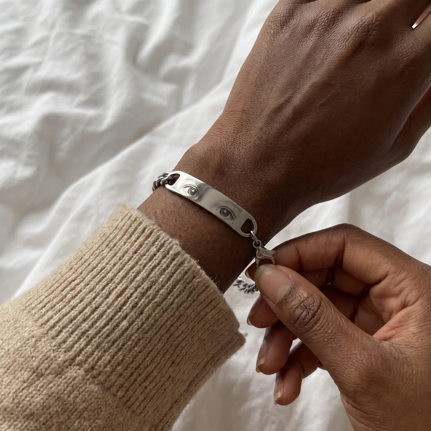 Customer photo review of Pulsera Ojo Eterno | Joyería Personalizable