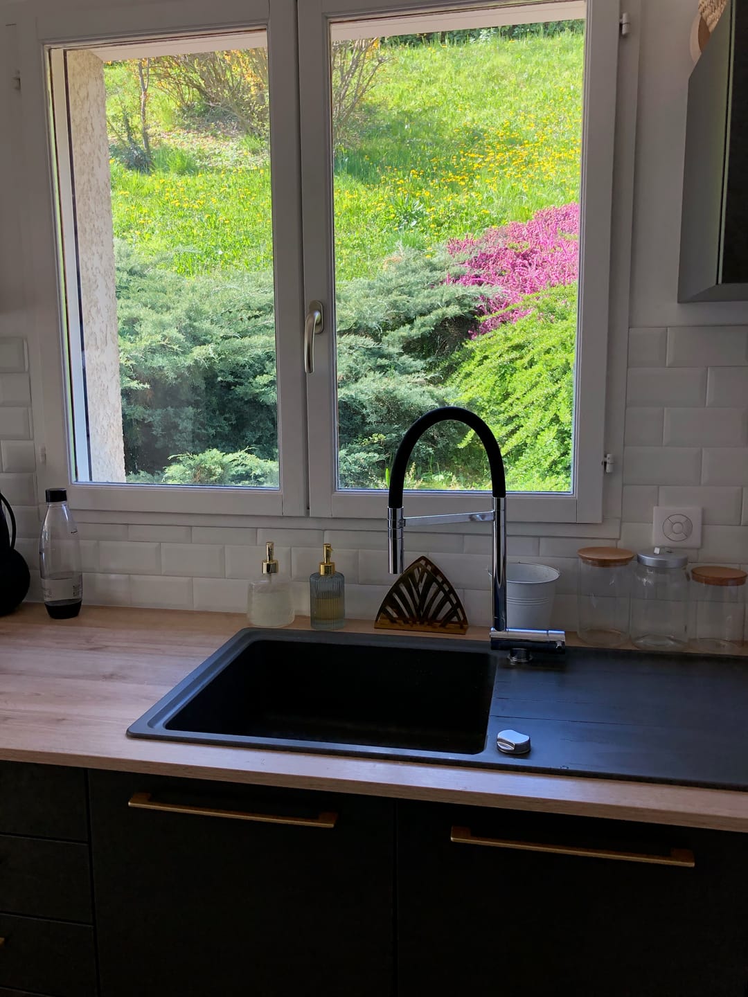 Customer photo review of Under Window Kitchen Tap, folding spout to reach 6 cm, with 360° swivel spout and 2-jets removable Spray, Chrome / Black