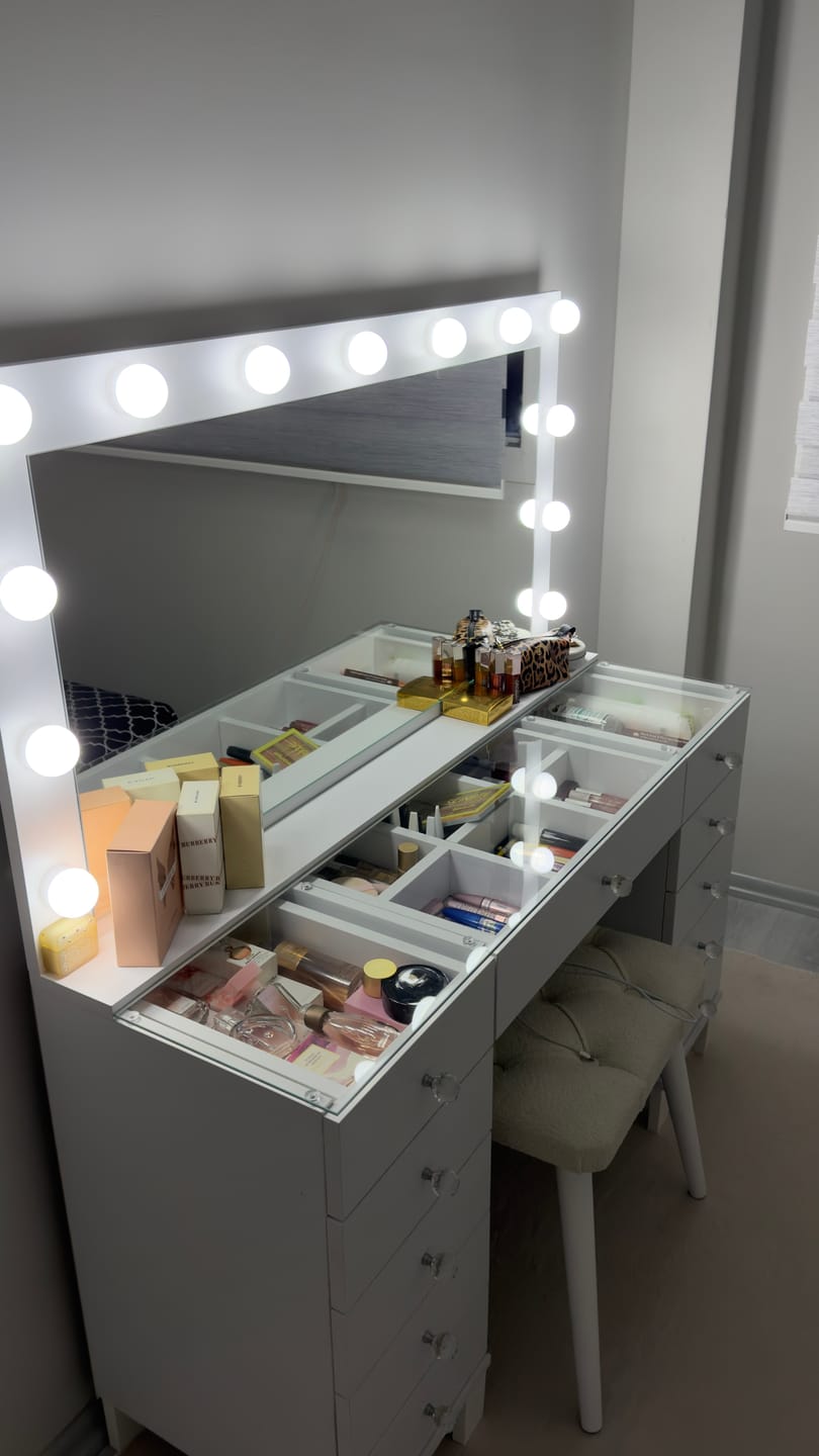 Customer photo review of Rani BJ163 Hollywood Işıklı Aynalı Kulis Makyaj Masası Cam Tablalı 11 Çekmeceli Takı Düzenleyici Puf Takım Beyaz