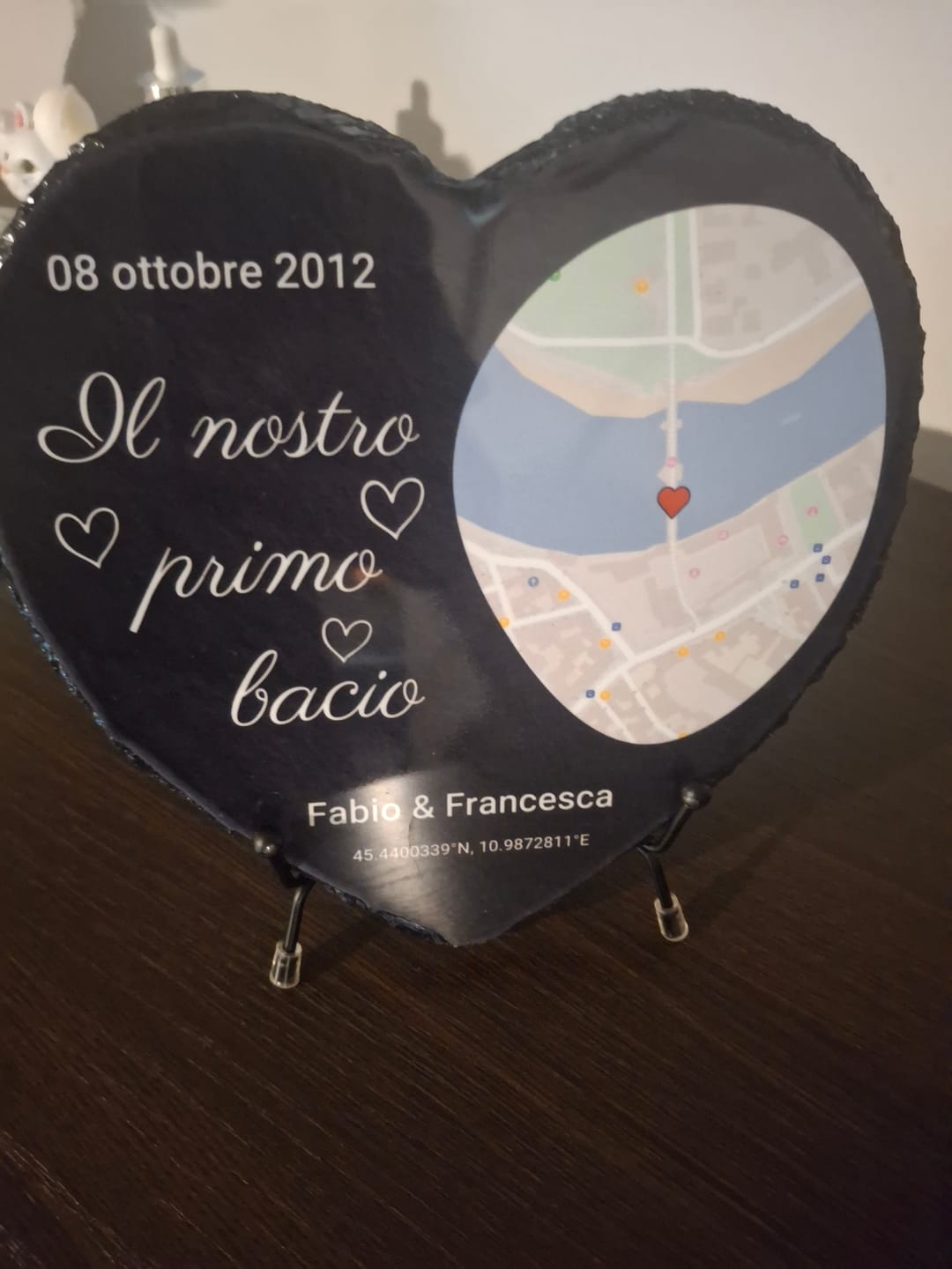 Customer photo review of Il nostro primo bacio – Cuore in ardesia personalizzato (20x20)