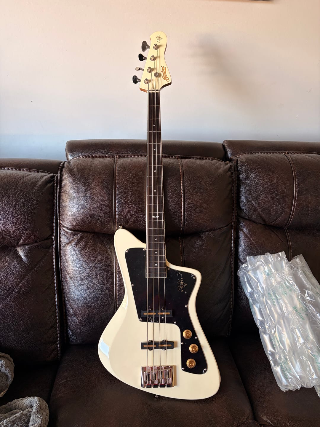 Customer photo review of Wingman Bass - Vintage White