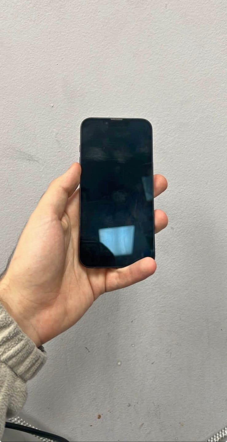 Customer photo review of iPhone 17e