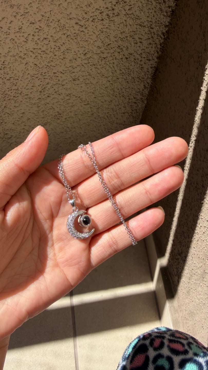 Customer photo review of Collar de Luna con Foto de Proyección Personalizada