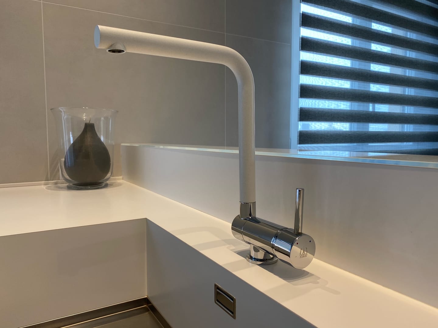 Customer photo review of Under Window Kitchen Tap, folding spout to reach 6 cm, with 360° swivel L-Spout, Chrome / White Quartz