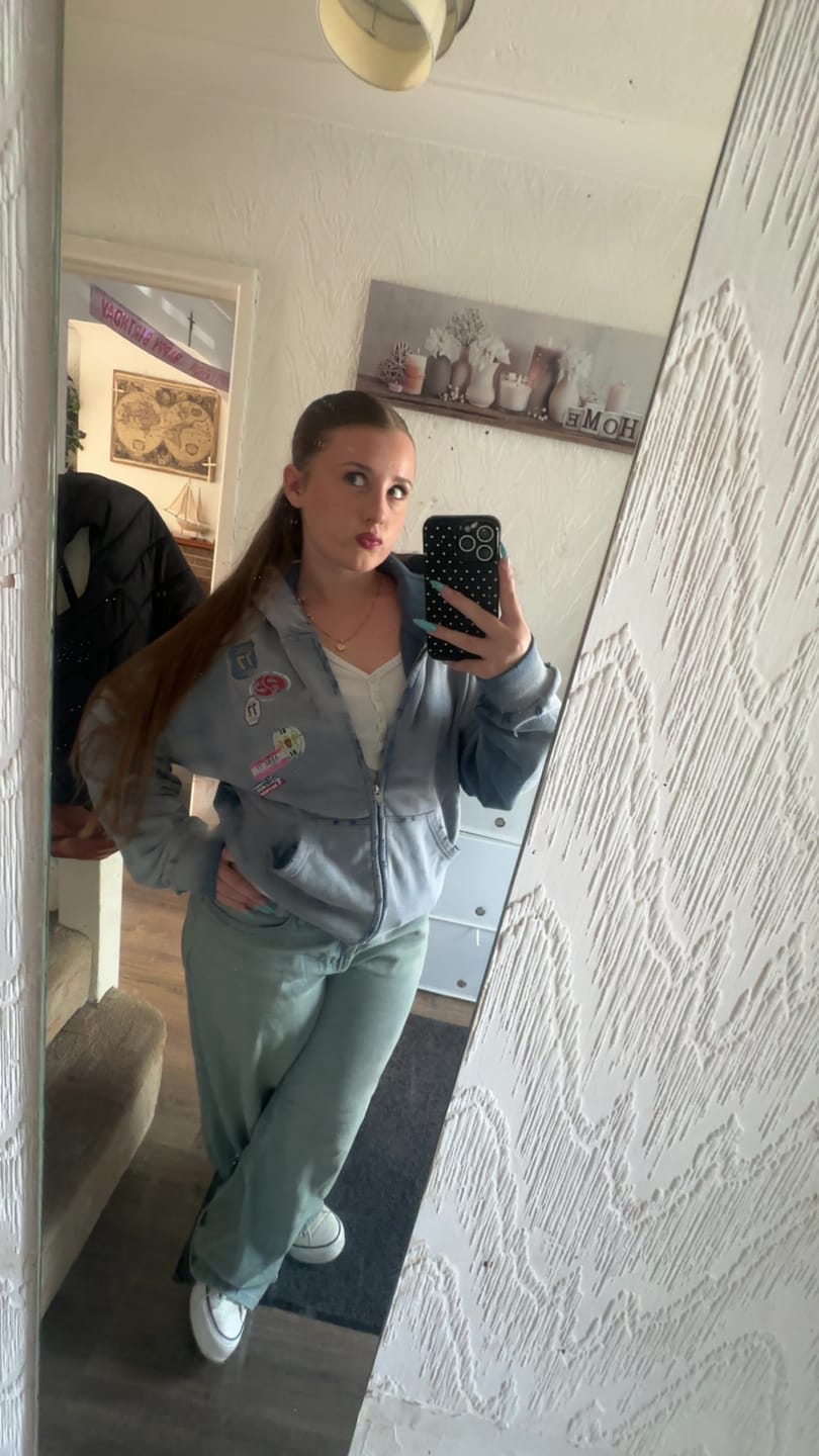 Customer photo review of Aelfric Eden Badge Boxy Zip Up Hoodie