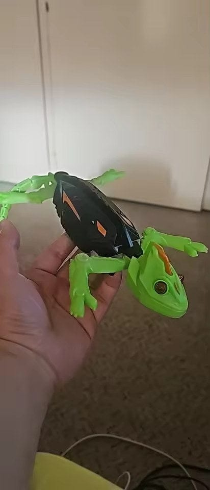 Customer photo review of Chamäleon Roboter Wandkletterer Spielzeug | Ferngesteuert Wiederaufladbar Partyspaß Kinder