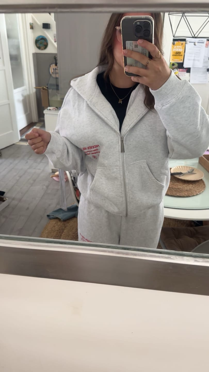Customer photo review of LABEL ZIP HOODIE LIGHT GREY/RED
