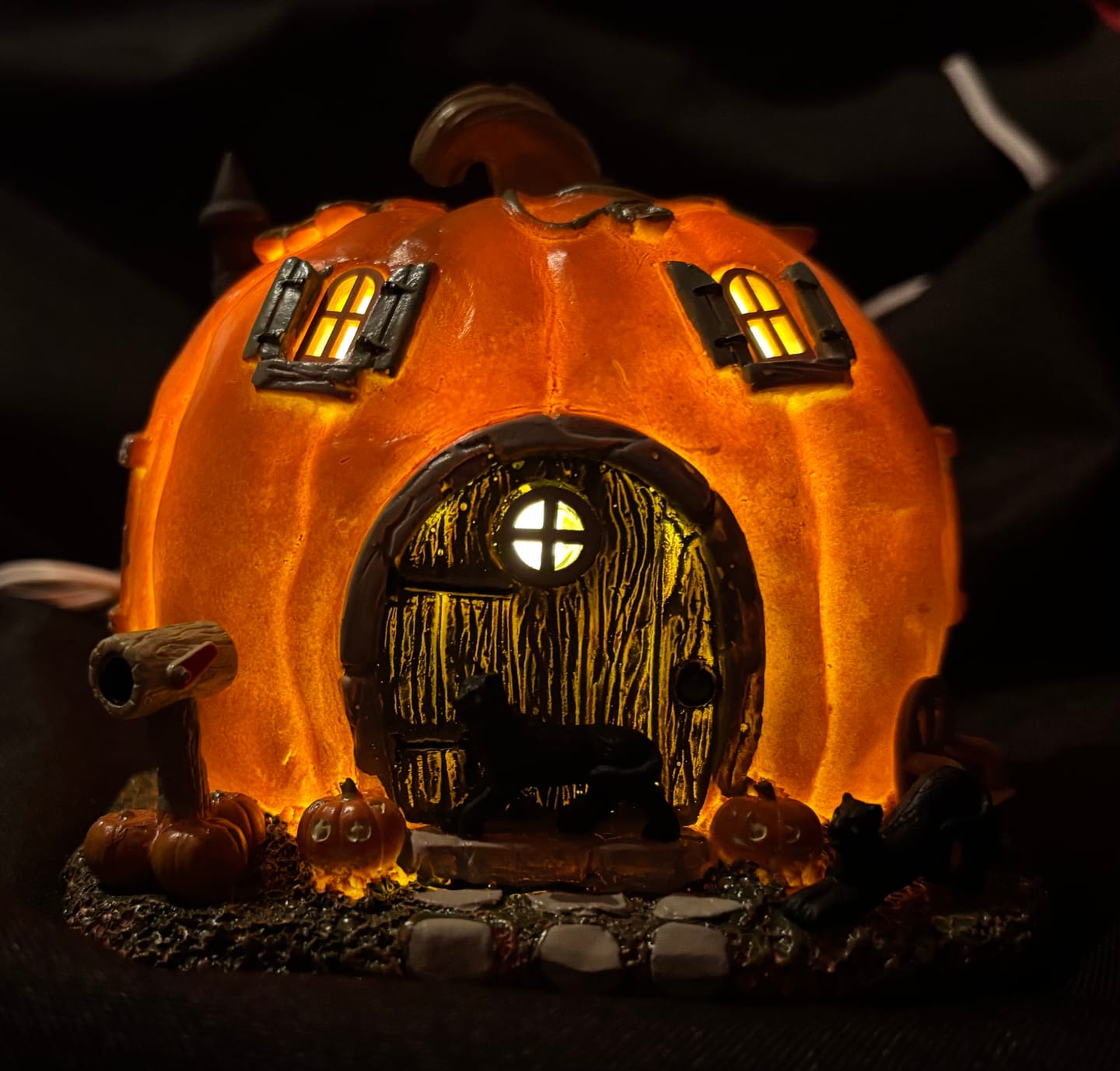 Customer photo review of Pumpkin Cottage – Beleuchtetes Kürbishaus Spooky Regal Deko