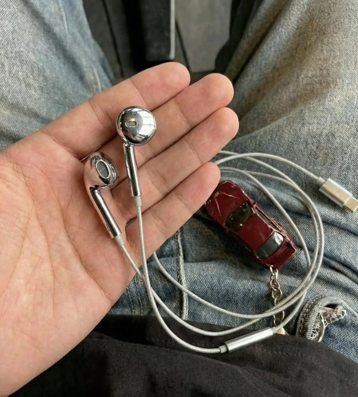 Customer photo review of Chromabuds