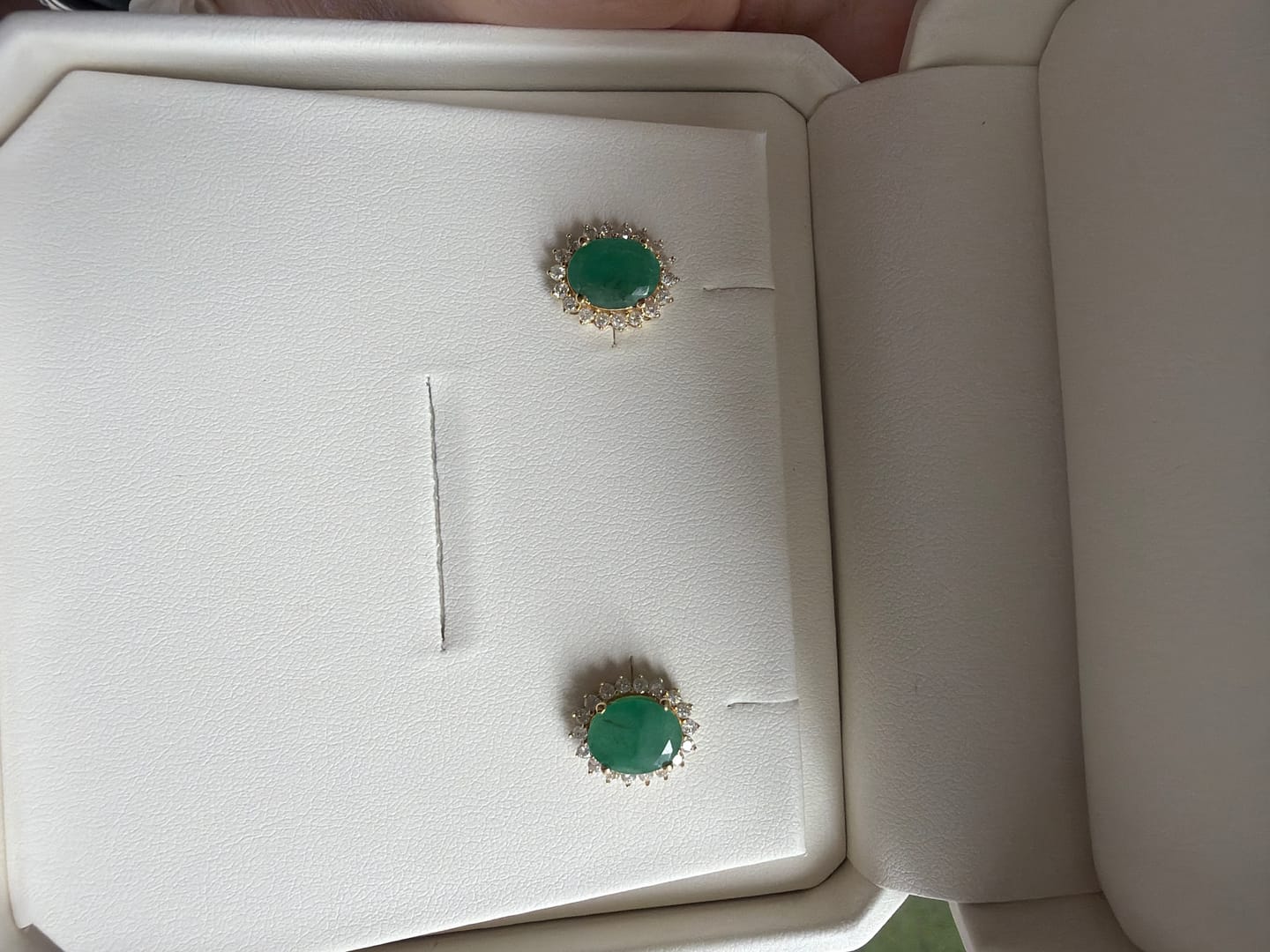 Customer photo review of Par Arete Esmeralda Corte Ovalo Con Halo De Diamantes 3.8 CTTW