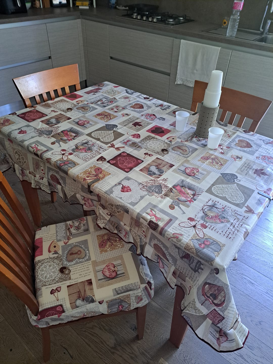 Customer photo review of Tovaglia 6 posti 140x170 Plastificata cotone e pvc Rettangolare linea Shabby Chic fantasia Chiave