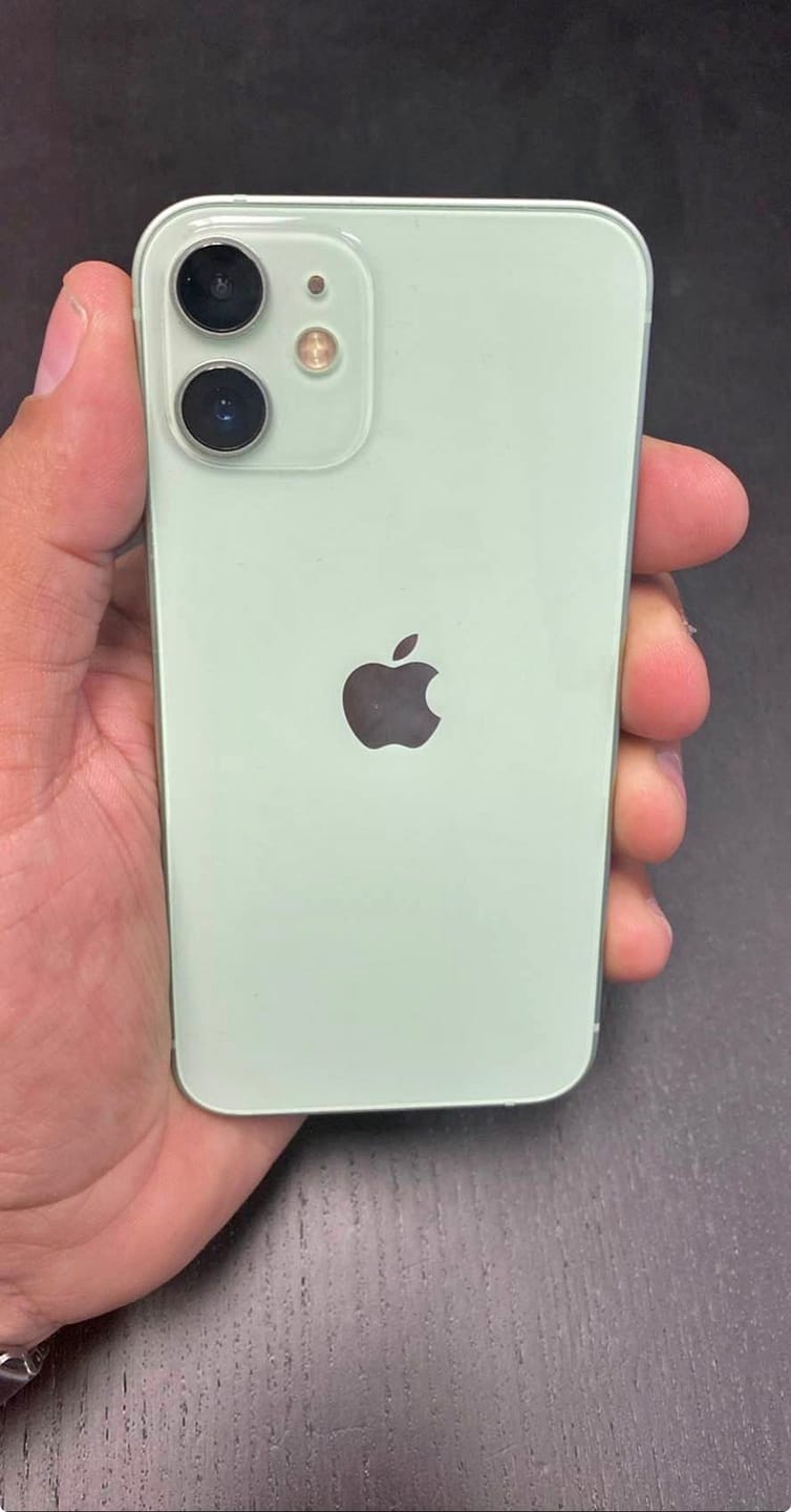 Customer photo review of iPhone 12 mini