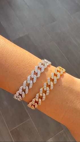 Customer's BRACCIALE GRUMETTA CON ZIRCONI, due bracciali a catena in oro bianco e giallo indossati al polso