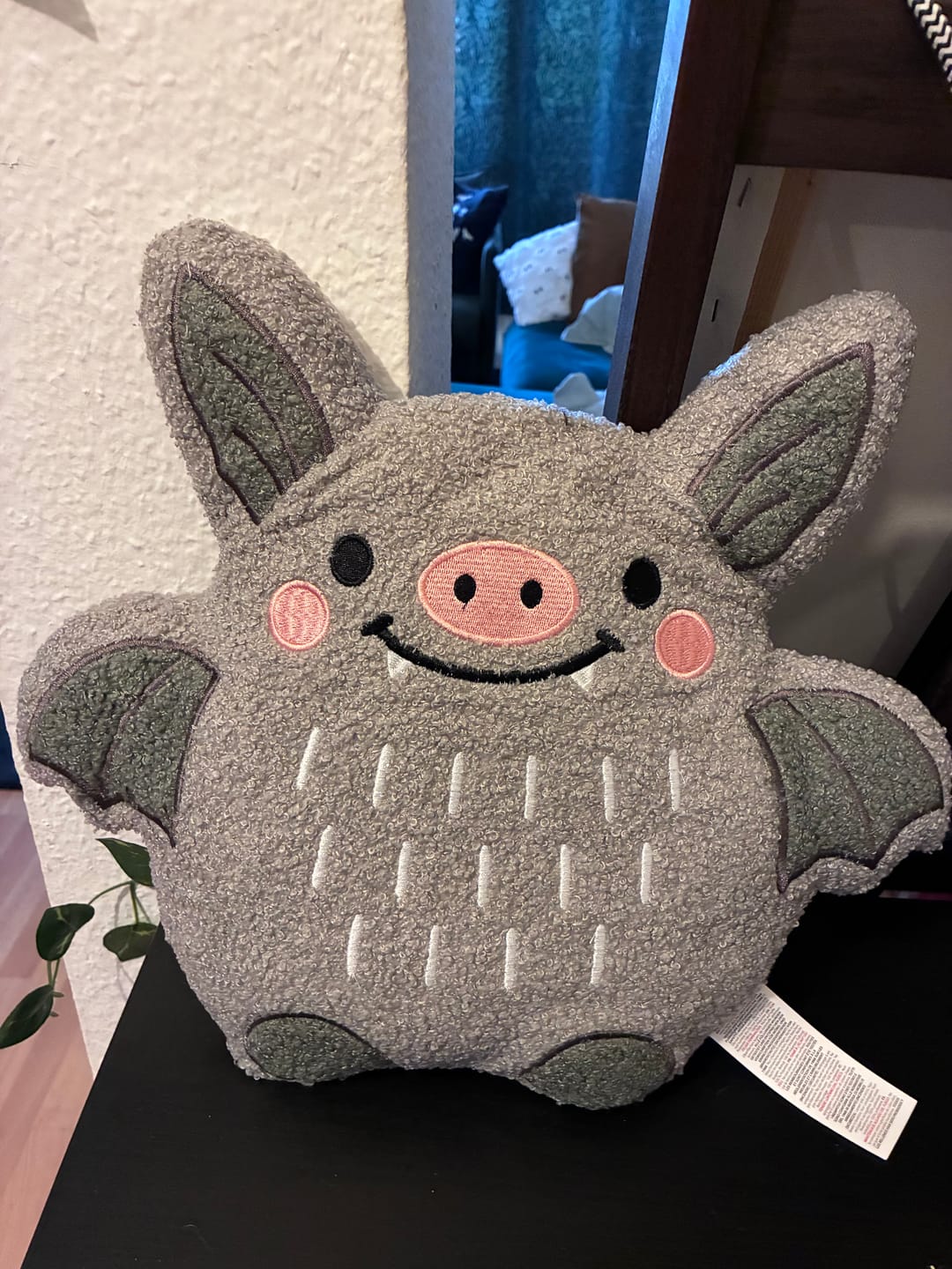 Customer photo review of Fledermaus Kissen Bouclé – Kuscheliges Dekokissen für spooky Stimmung