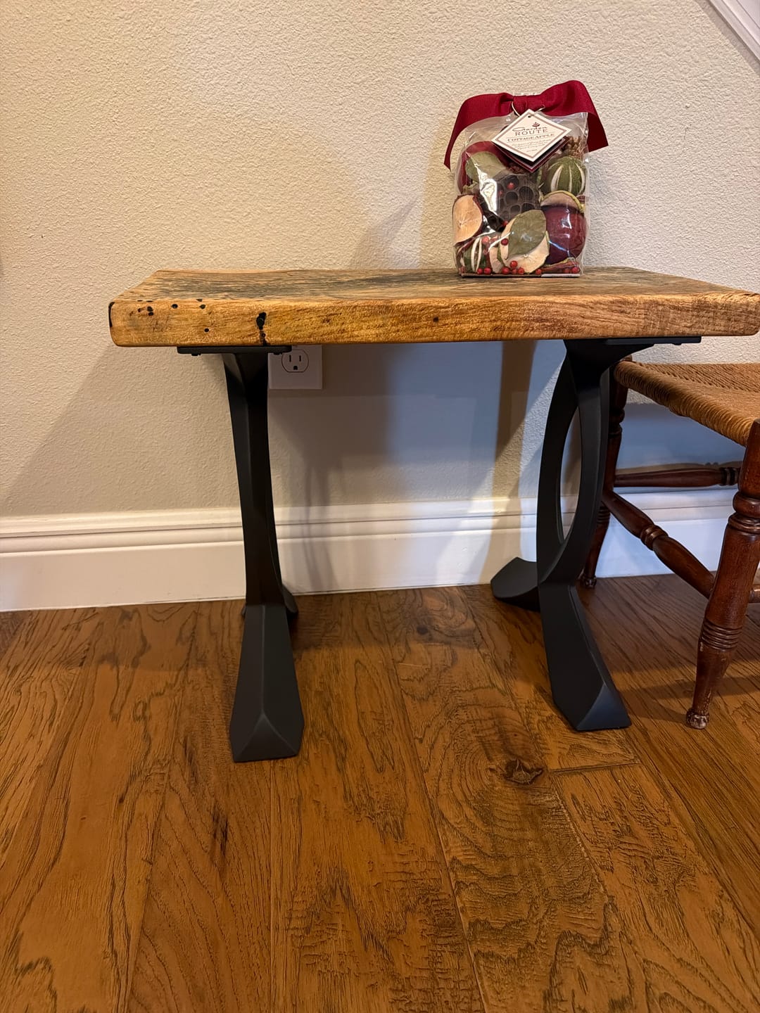 Customer photo review of Bench Legs 108/128 Curva 16" H Curved Metal Furniture Legs