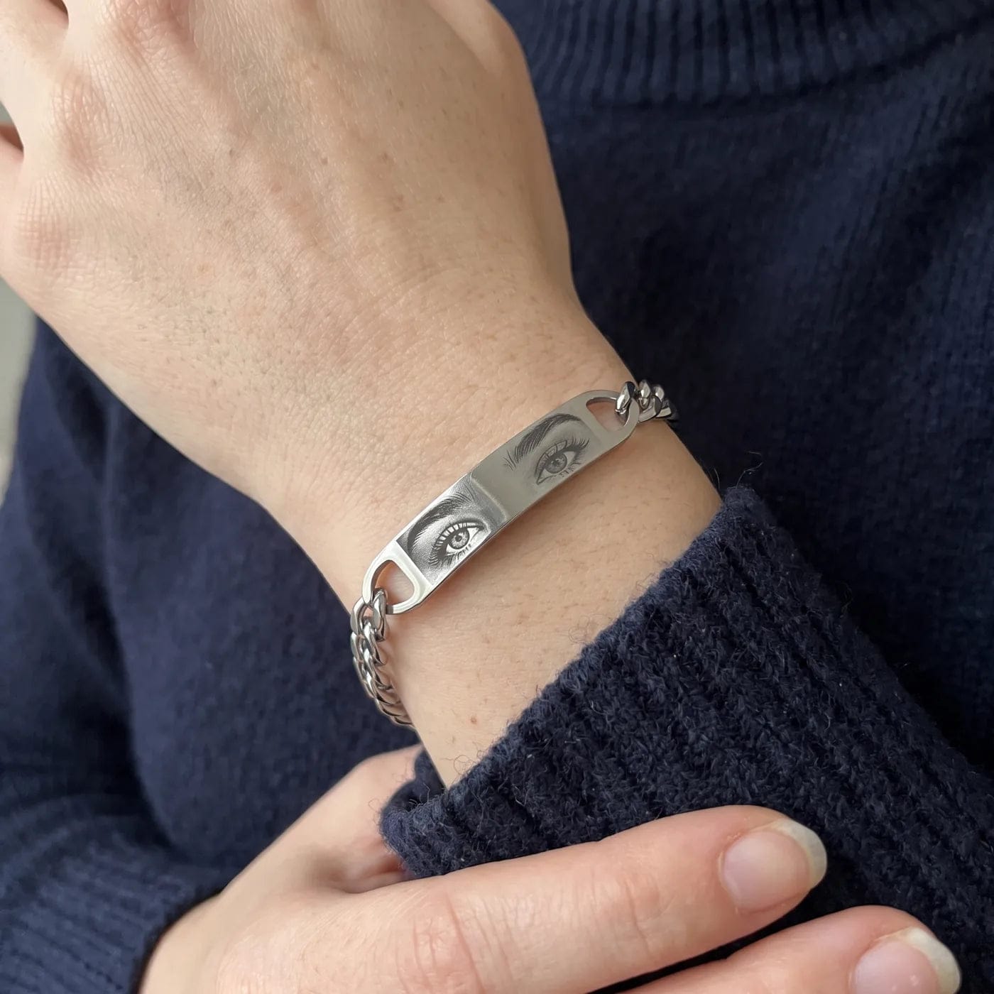 Customer photo review of Pulsera Ojo Eterno | Joyería Personalizable