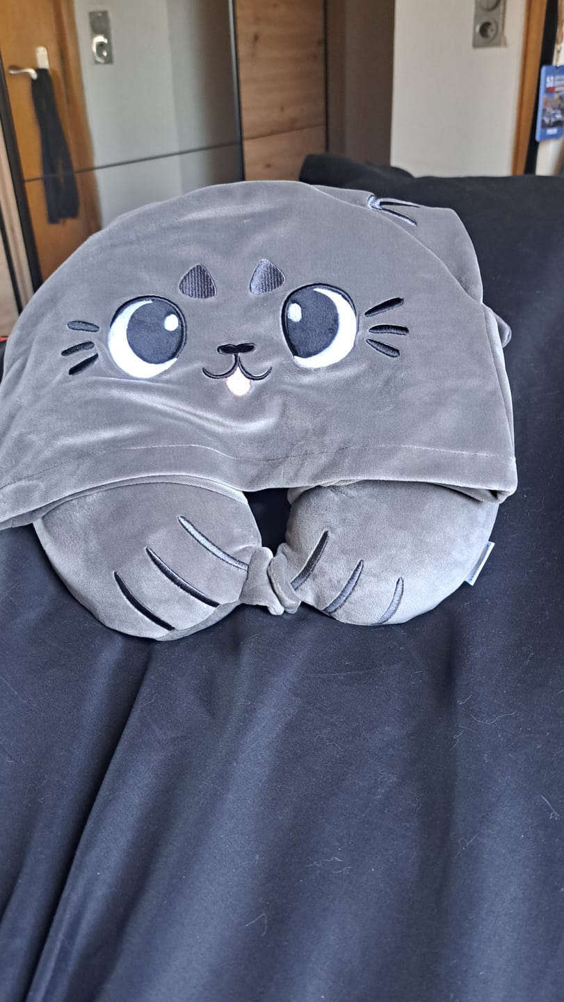 Customer photo review of Hexenkatze Reisekissen mit Kapuze – Magisches Nackenkissen