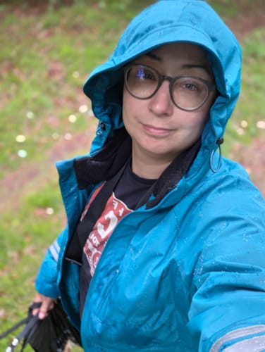 Reviewer's KeepDry 3.0 overgangsjakke i blå, med hætte oppe, udendørs i regnvejr
