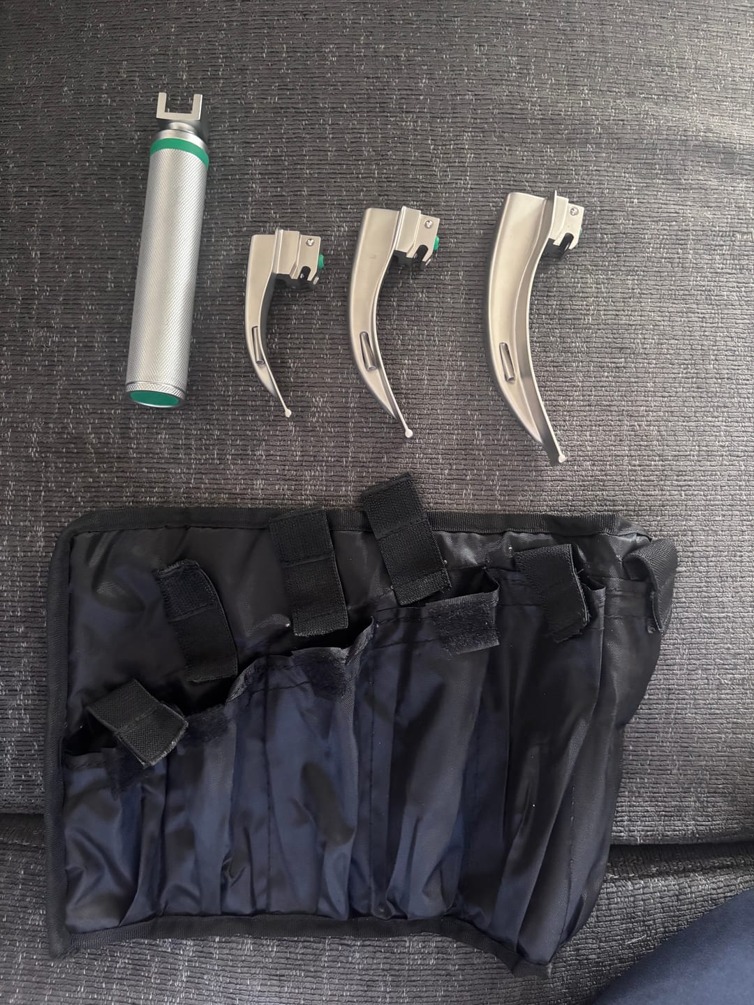 Customer photo review of Estuche de Laringoscopio de Fibra Óptica McIntosh con 3 Hojas y Mango Universal Hergom Medical | Acero inoxidable