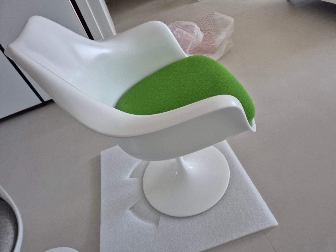 Customer photo review of Saarinen Tulip Armchair with fabric seat 튤립 - 암체어 위드 패브릭 시트 쿠션