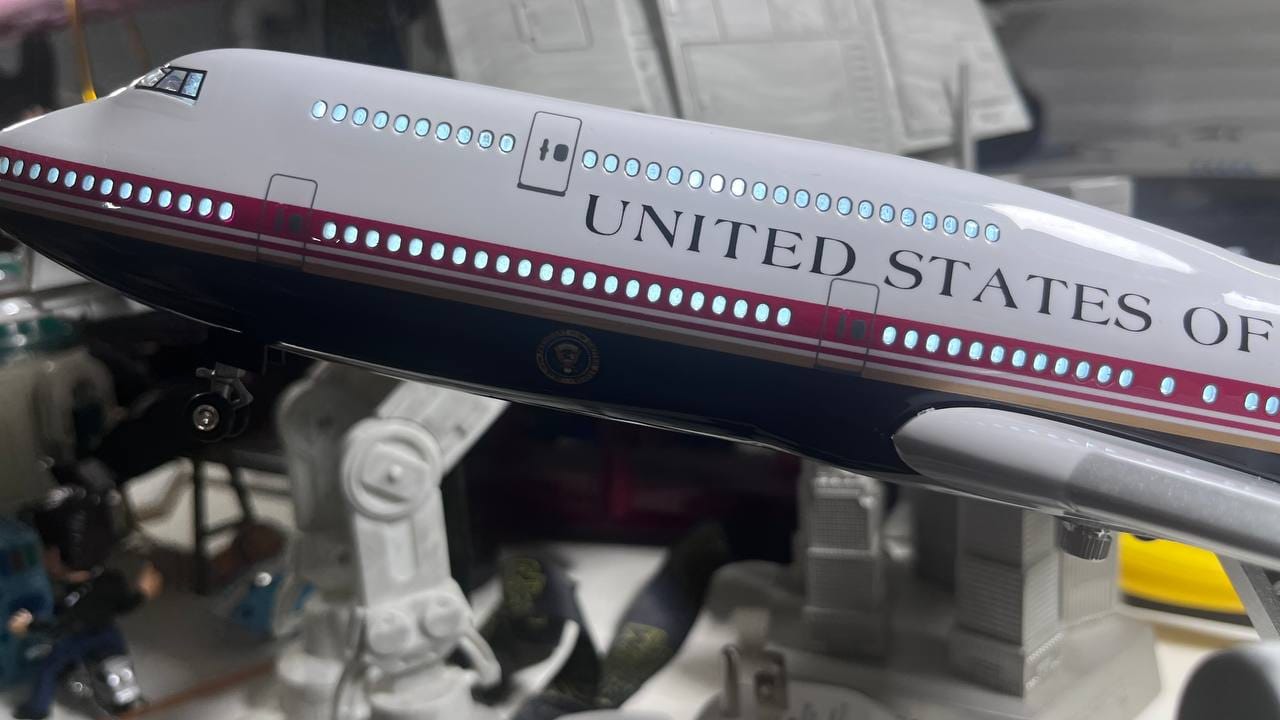 Customer photo review of Air Force One Boeing 747-8 (VC-25B) 1:150 Scale Model Airplane – New Presidential Livery (47cm / 18.5")